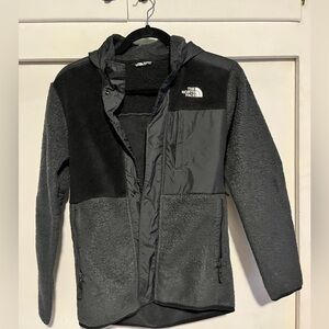 Boys North Face Fleece Jacket 
Color Black 
Condition Gently used